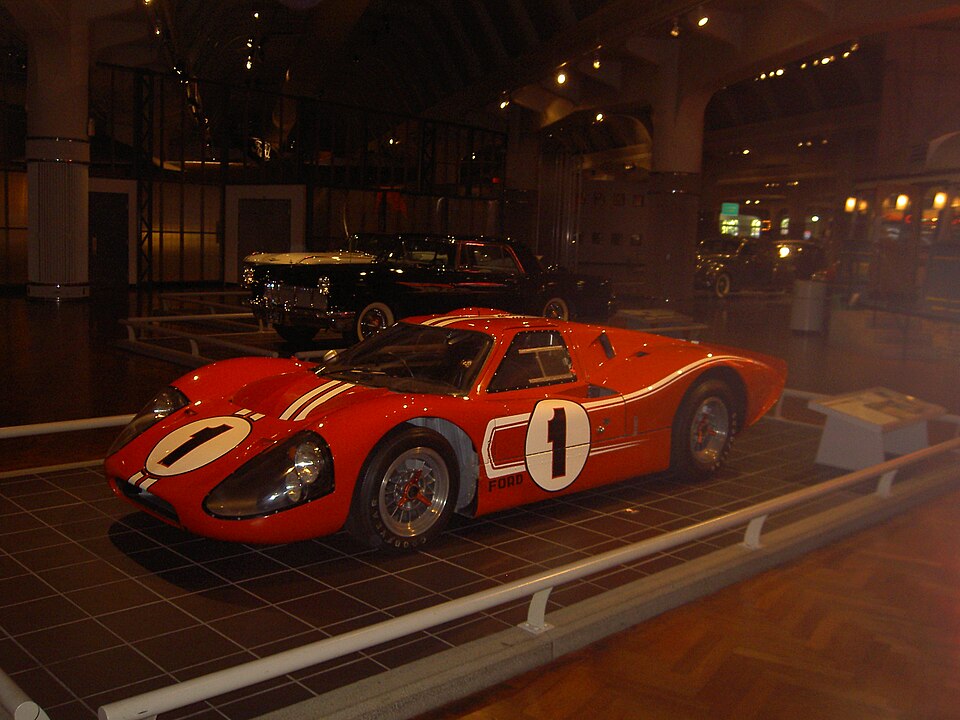 Ford GT40 cruzando a linha de chegada em Le Mans 1966 — Retornar