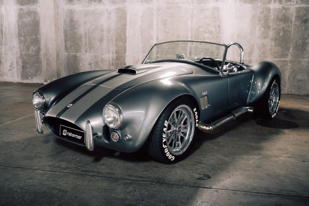 Detalhe frontal do Shelby Cobra V8 da Retornar - cinza metálico