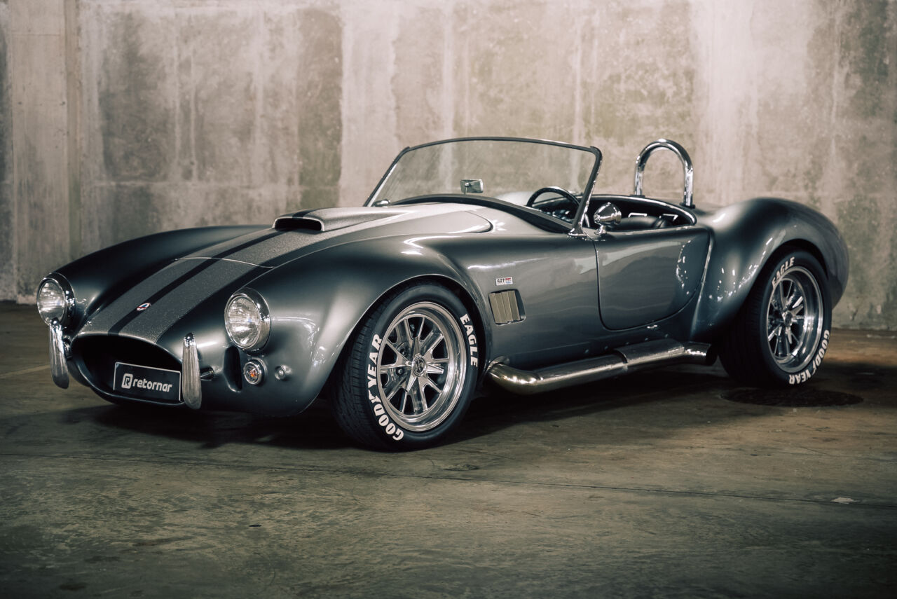 Vista lateral do Shelby Cobra
