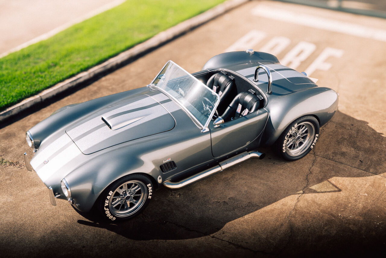 Shelby Cobra V8 em destaque