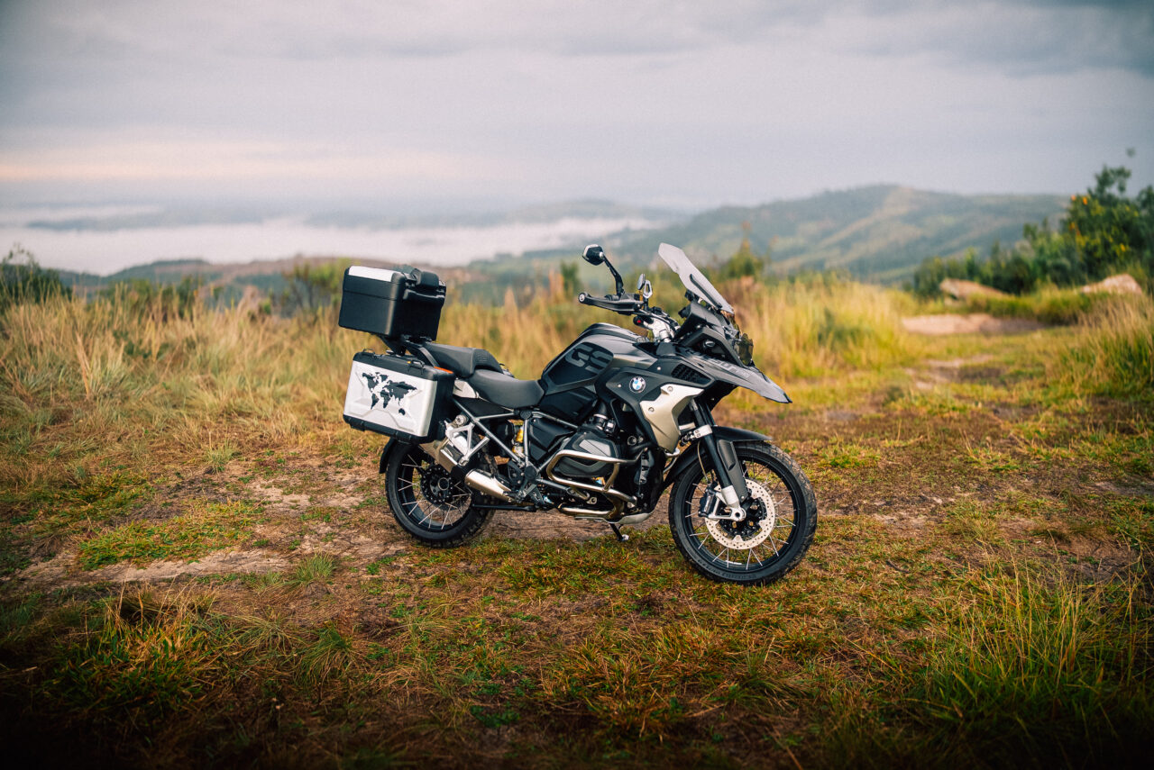 BMW R 1250 GS em perspectiva lateral