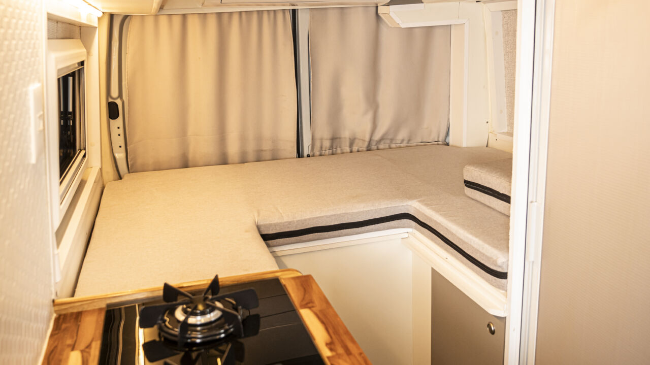 Interior do Motorhome Completo Retornar — espaço de convivência