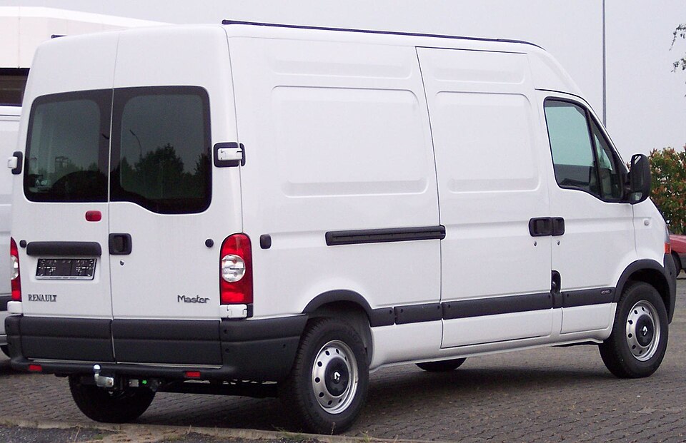 Renault Master II — versão furgão longa, base comum para conversão em motorhome no Brasil — Retornar