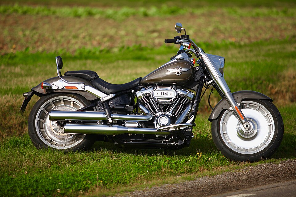 Harley-Davidson Fat Boy 2018 FLFBS — geração Milwaukee-Eight para contextualizar evolução — Retornar