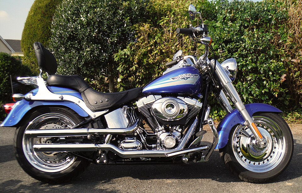Harley-Davidson Fat Boy Lo FLSTFB vista lateral — Retornar