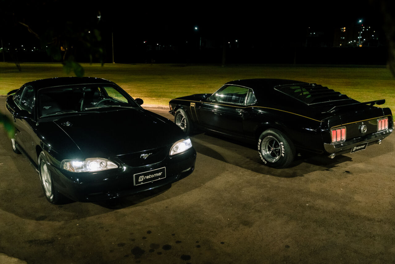 Mustang GT 1995 e Mustang V8 1970 da campanha Retornar