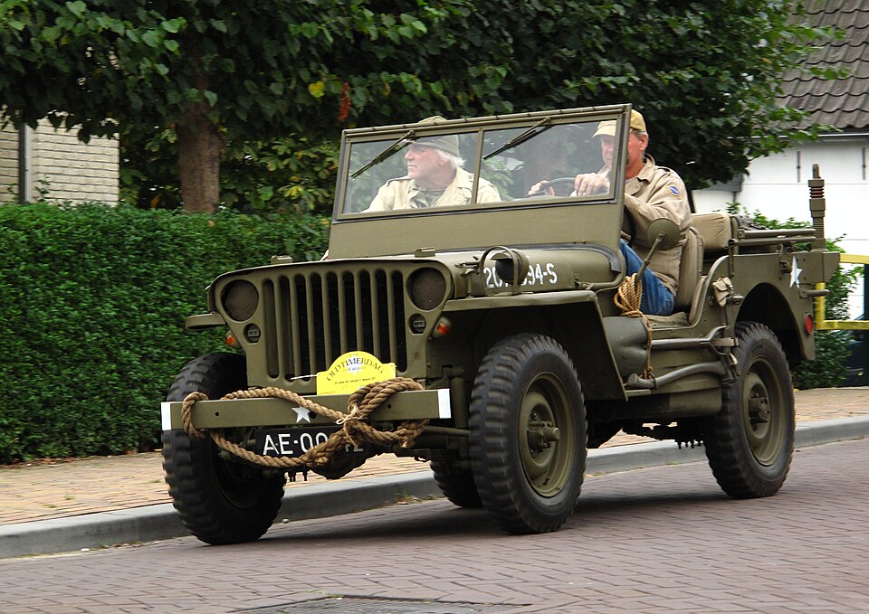 Jeep Willys CJ-5 brasileiro dos anos 1960, vista lateral — Retornar