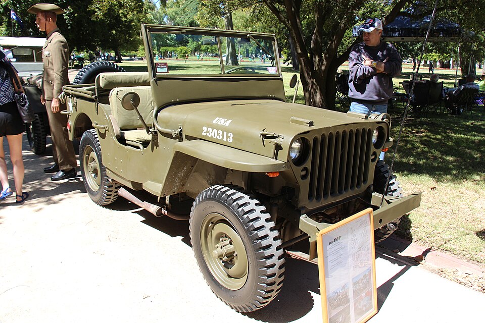 Willys MB 1942 em campo militar, vista frontal — Retornar