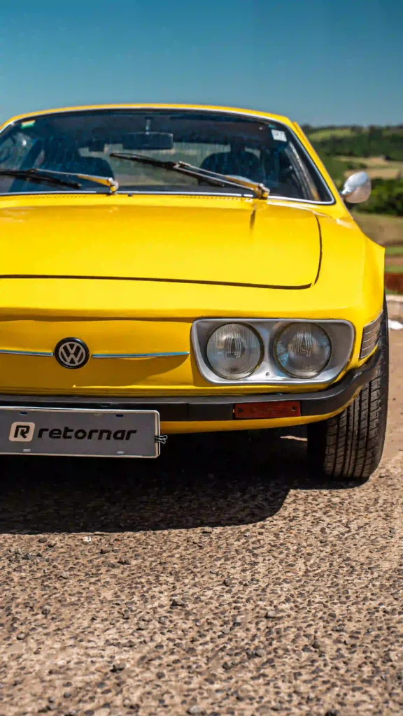Detalhe aproximado dos faróis duplos, friso frontal e pintura do VW SP2