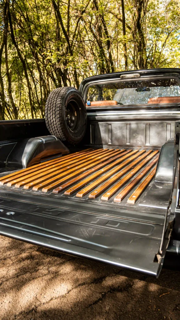 Caçamba e detalhes traseiros da clássica picape Ford F-1000