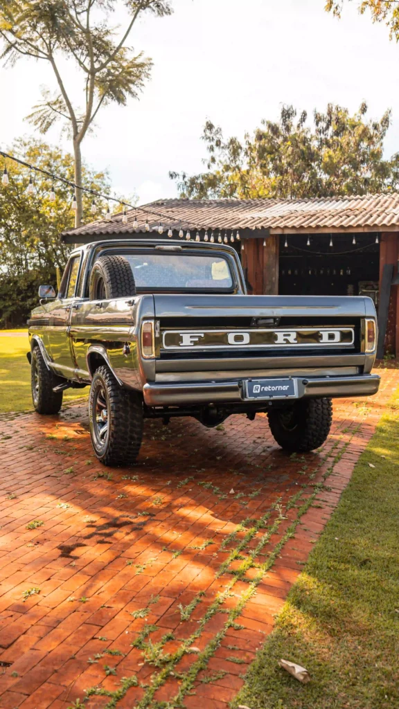 Vista dianteira 3/4 da Ford F-1000 clássica com grade frontal preta