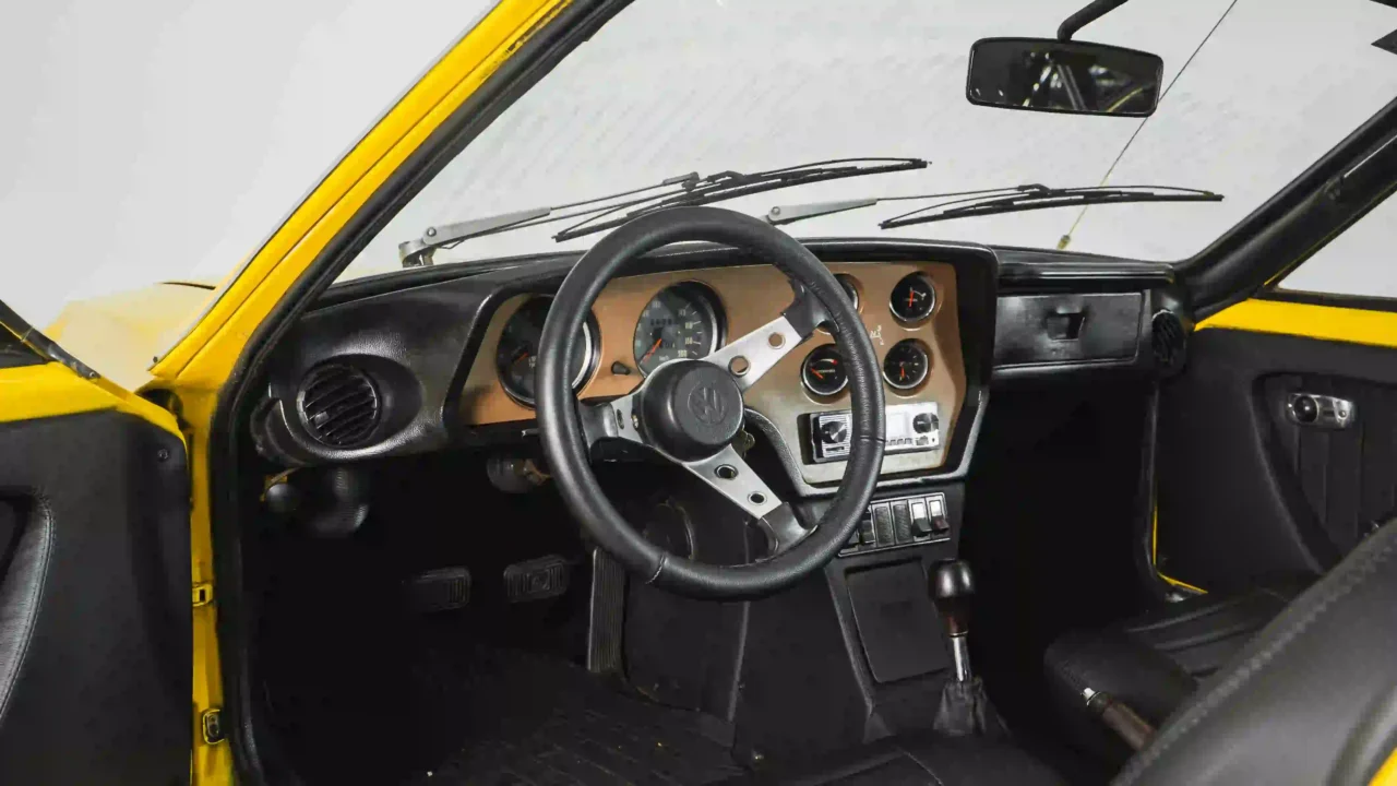 Interior original do VW SP2 mostrando volante esportivo e painel completo