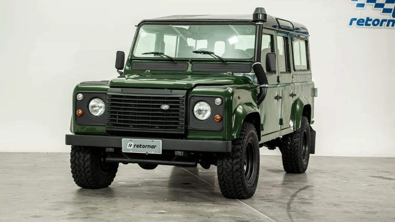 Land Rover Defender 110 verde clássico visto de frente com snorkel e pneus off-road