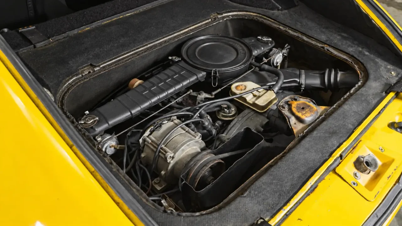 Compartimento traseiro com o motor boxer 1.7 a ar do VW SP2