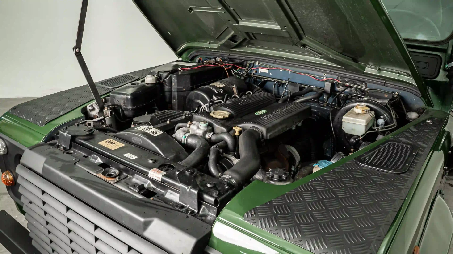 Cofre do motor 300Tdi turbodiesel do Land Rover Defender clássico com chapas xadrez nos para-lamas