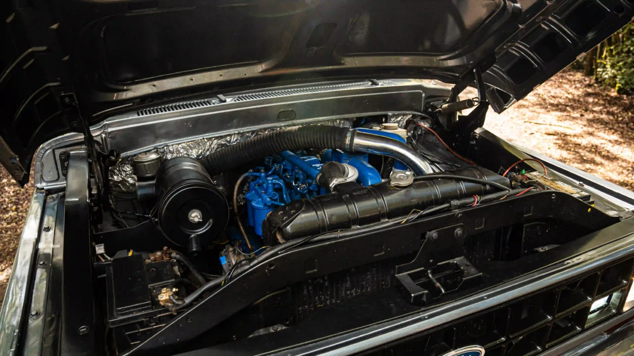 Cofre do motor MWM diesel de uma Ford F-1000 clássica