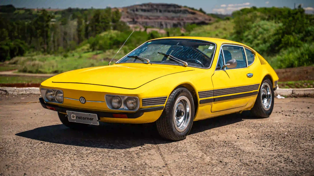 Volkswagen SP2 amarelo clássico visto de frente e lateral