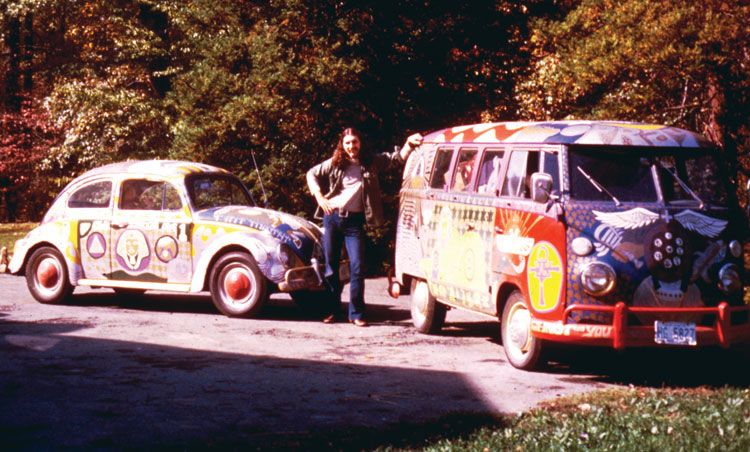 Pinterest Light" the Woodstock Bus was a Volkswagen 1963 Model Year Kombi. Painted on commission by Bob Hieronimus (crédito de imagem: Pinterest)
