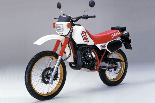 Das Antigas - Yamaha DT 180 é uma motocicleta com motor 2 tempos