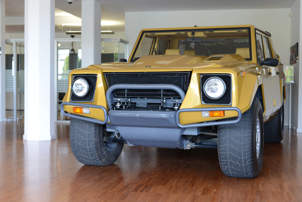 Lamborghini LM002: a primeira SUV da marca - Retornar