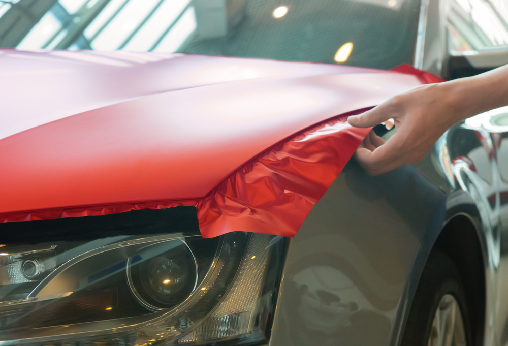 Envelopar o carro trocando de cor exige processo no detran.