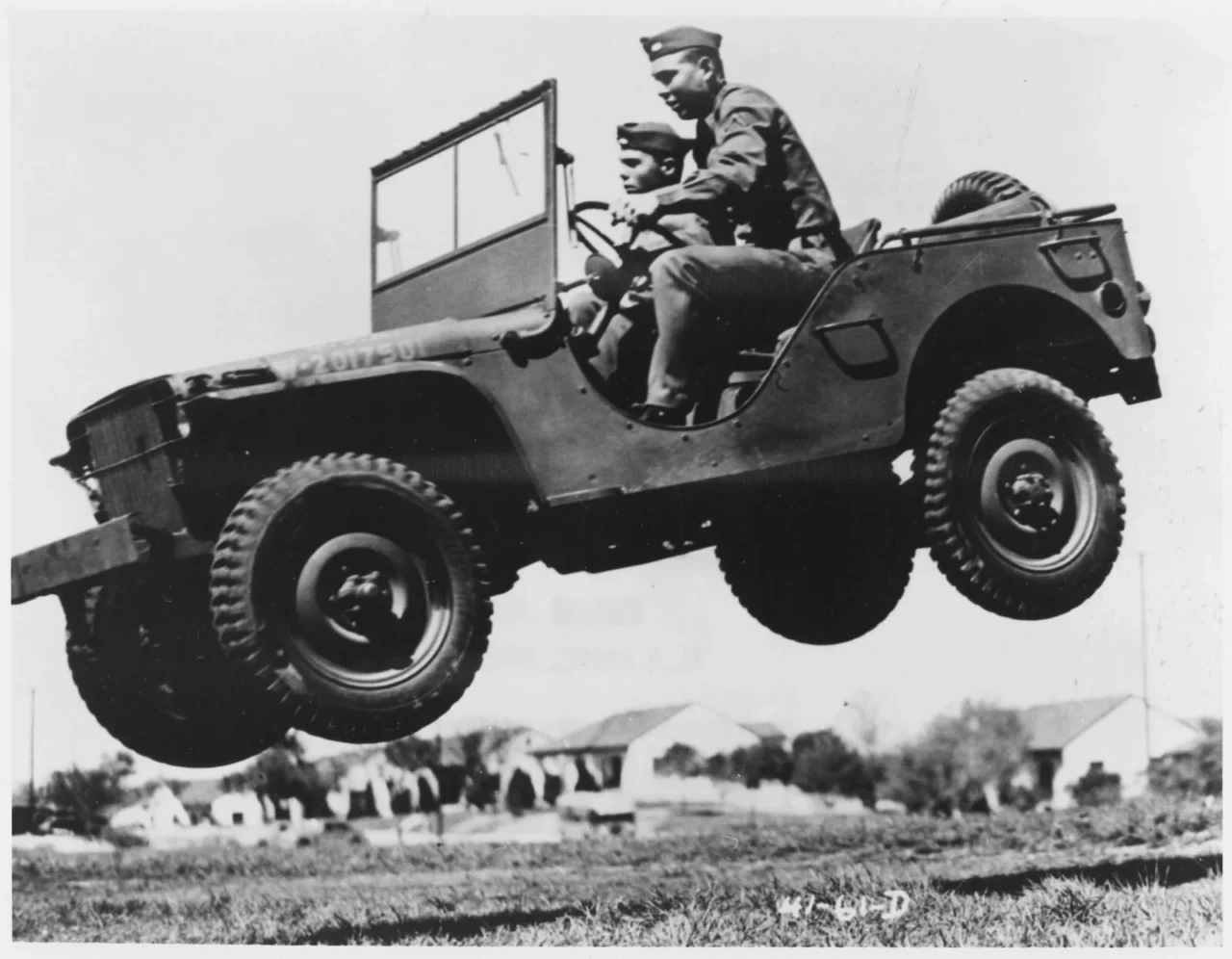 soldados testando a durabilidade do jeep willys