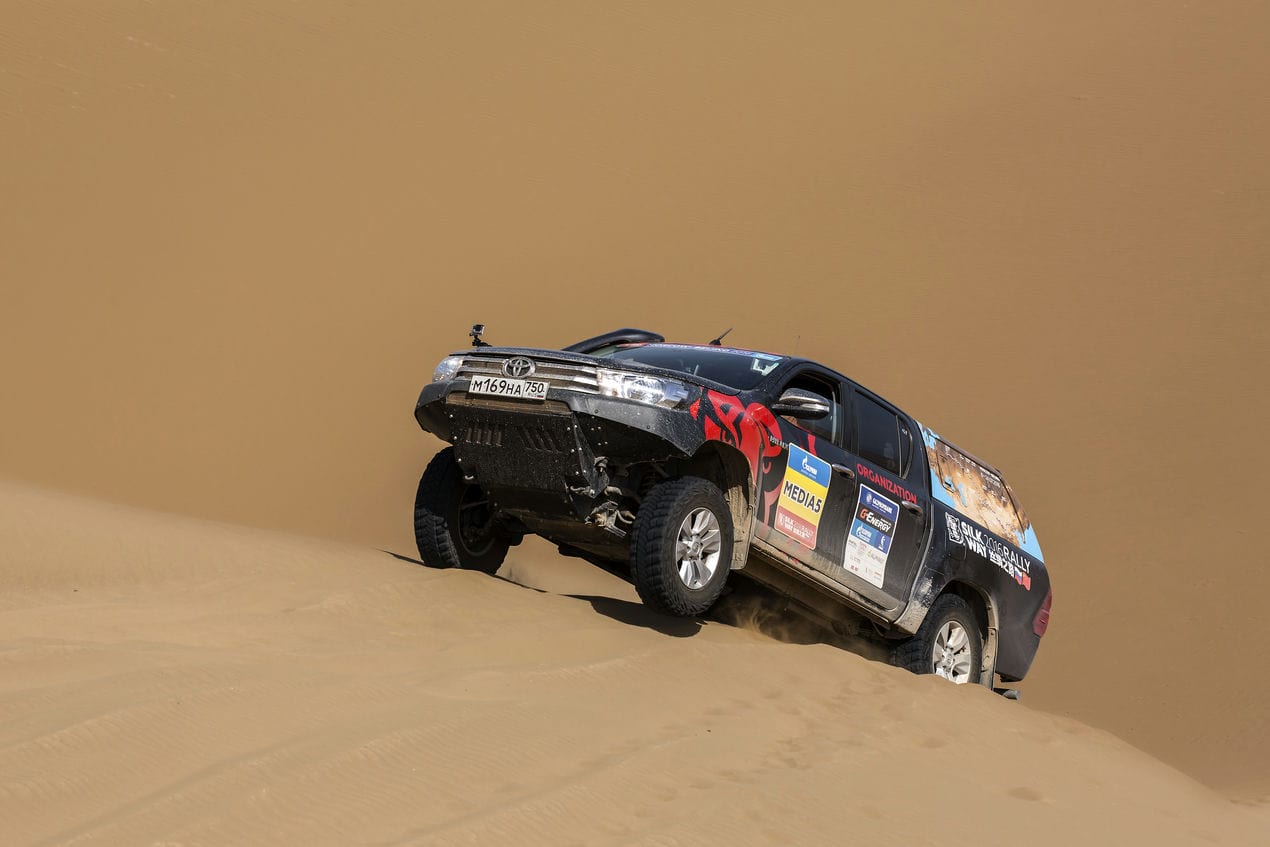 Toyota Hilux passando por duna em um rally