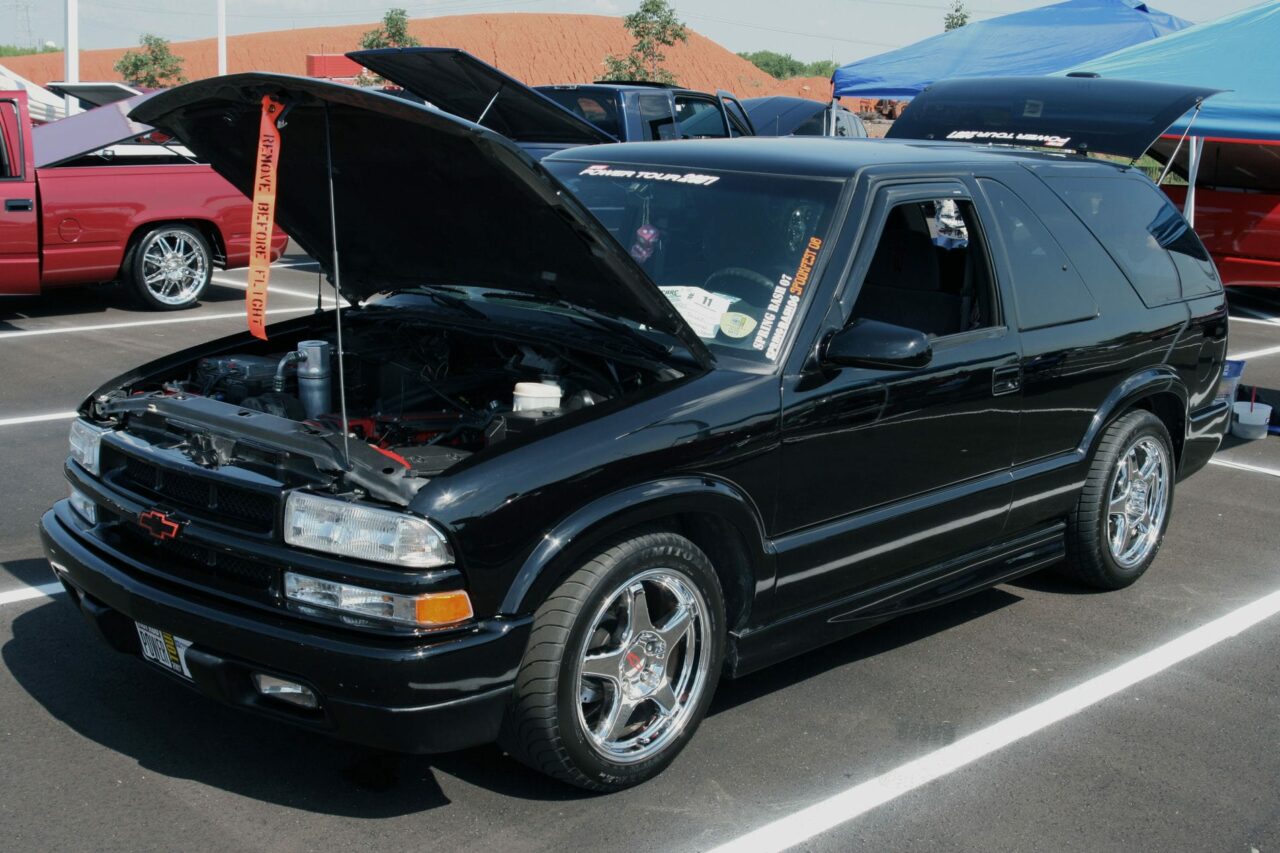 Chevrolet Blazer com o capô aberto