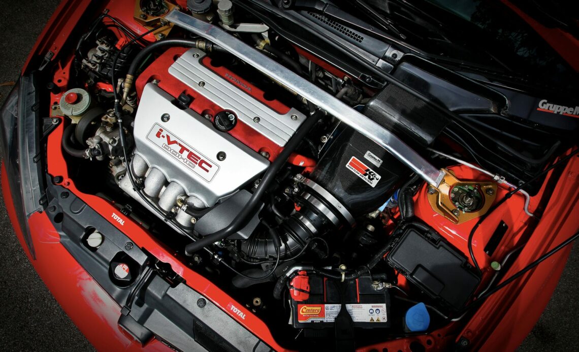 Motor VTEC montado em carro vermelho