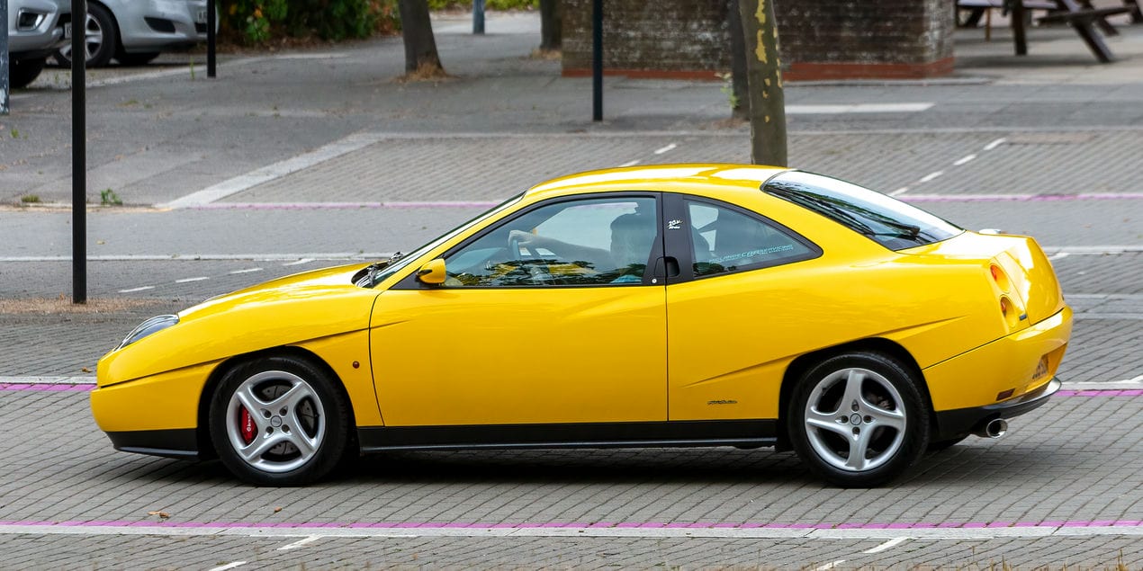 Fiat Coupe Amarelo na Rua