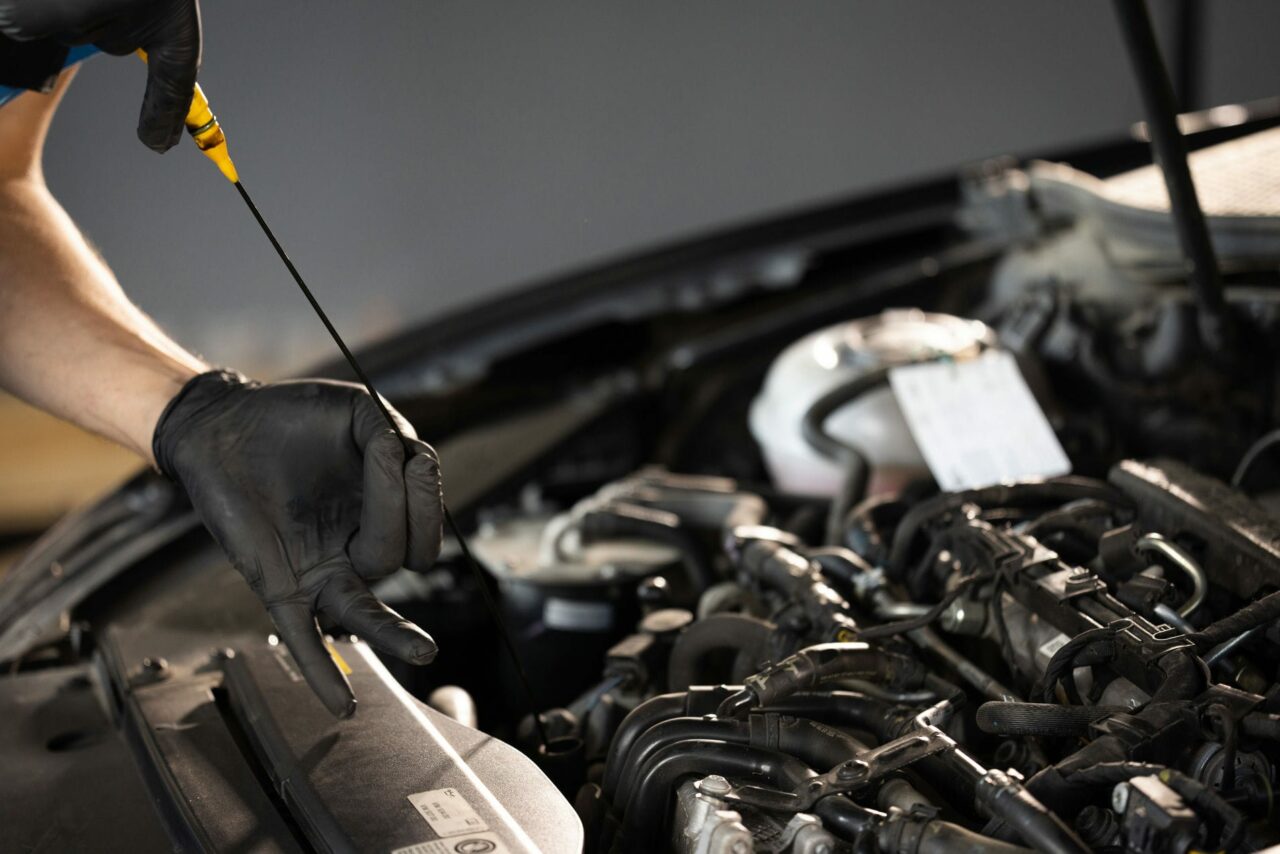 Mecânico verificando óleo do motor de um carro