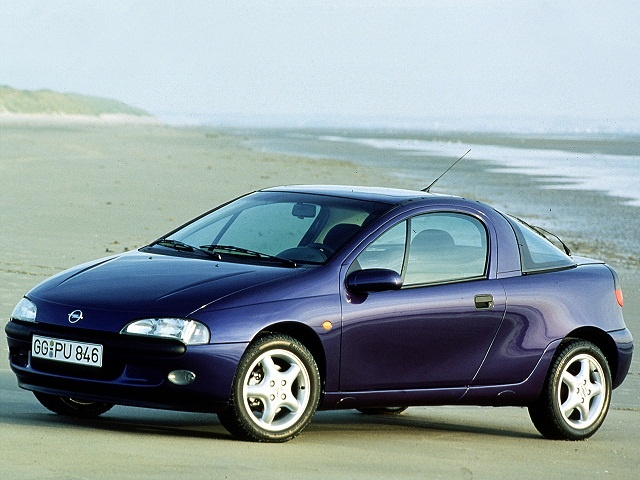 Opel Tigra azul na praia
