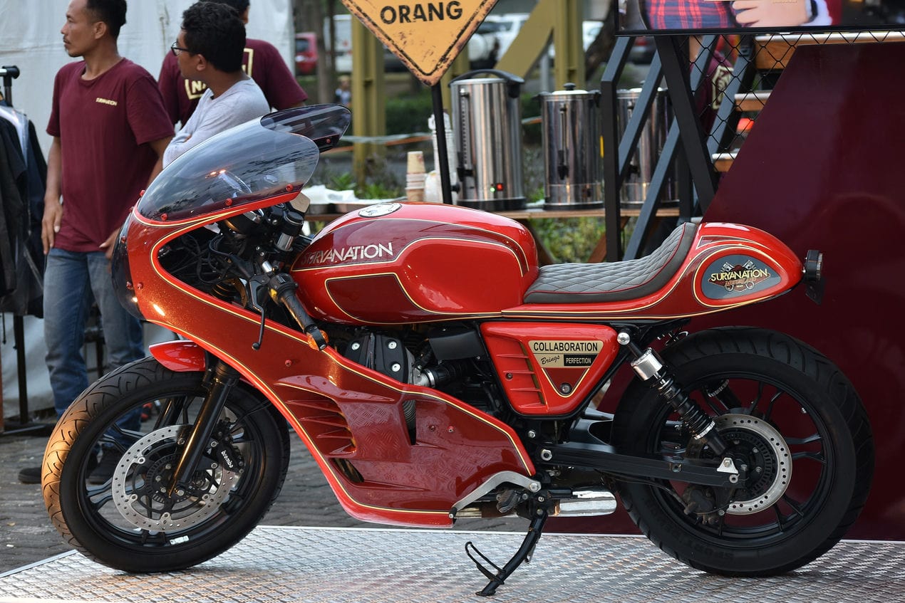 Moto Cafe Racer Vermelha