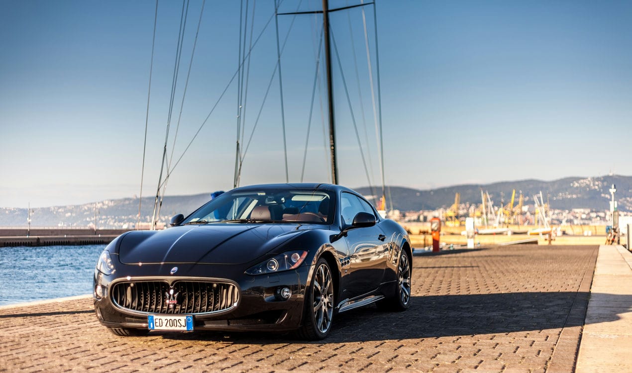 Maserati na beira do mar. Shutterstock
