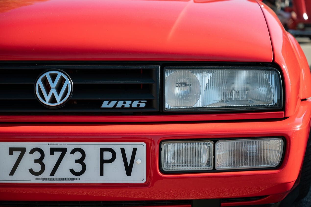 Frente de carro VW com emblema VR6