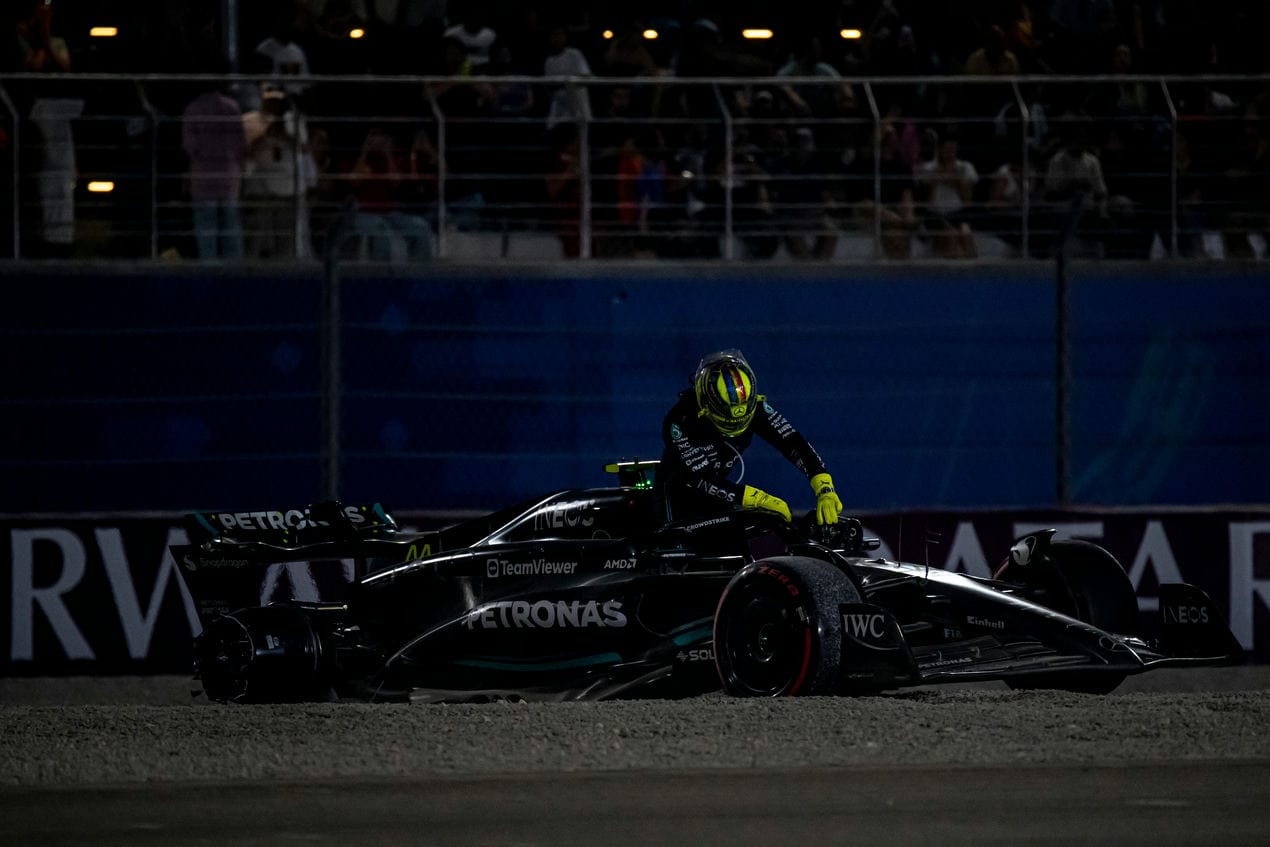 Hamilton abandona a corrida na primeira volta no Catar. Shutterstock