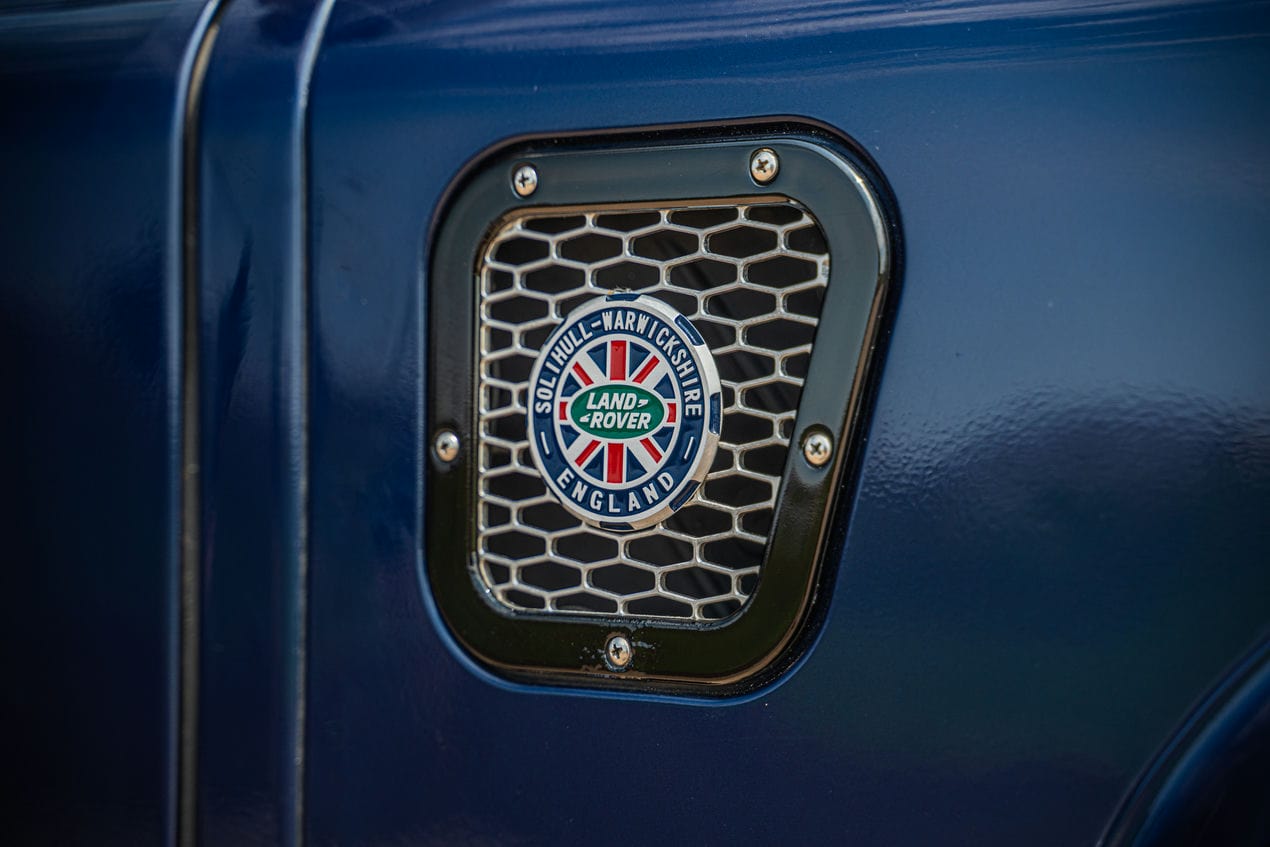 Land Rover Defender azul da Retornar