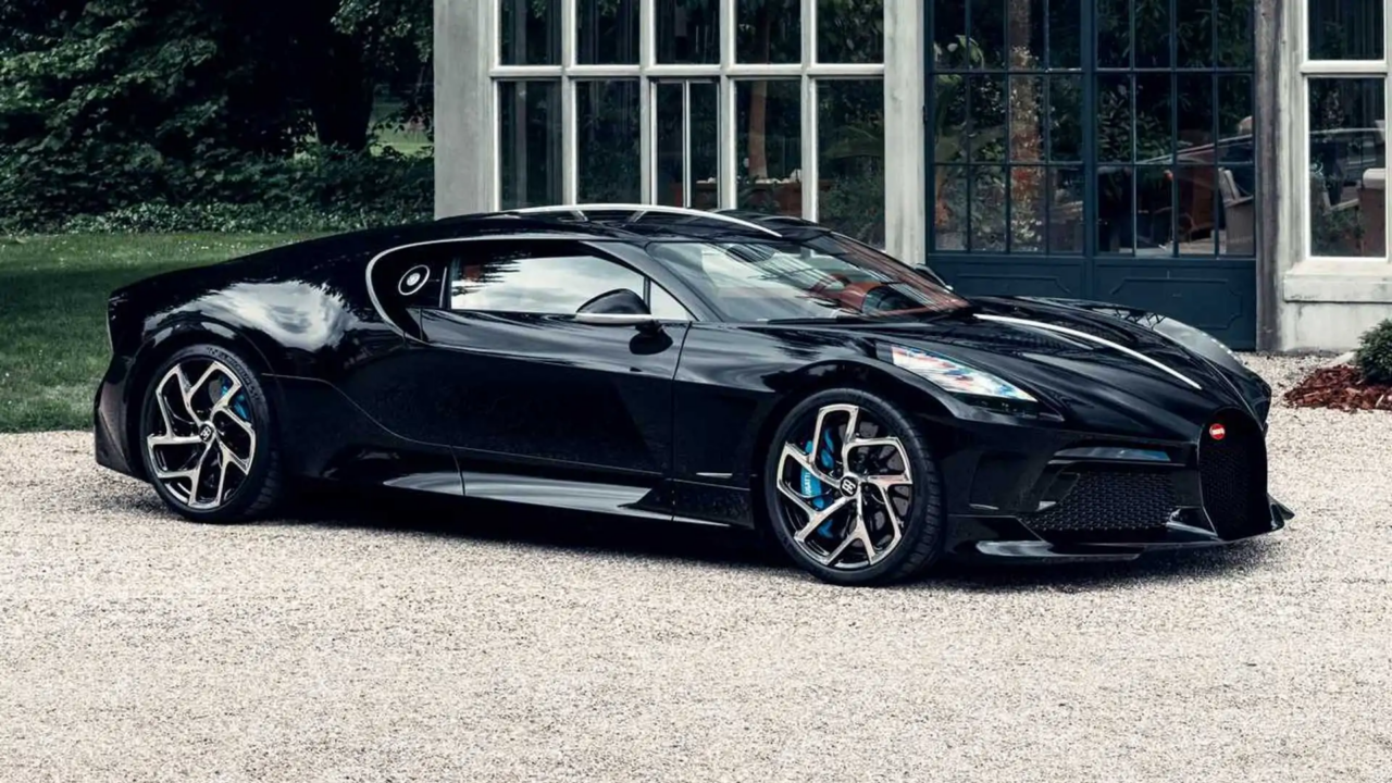 Bugatti La Voiture Noire em estacionamento