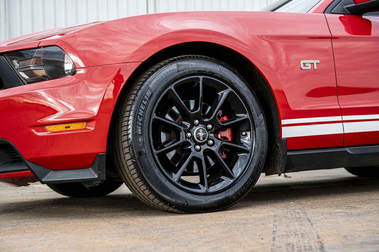 detalhe da roda do Mustang