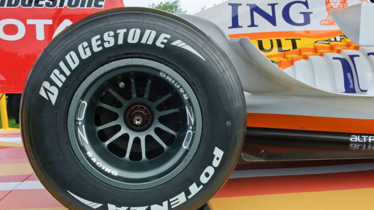 pneu bridgestone em carro de f1