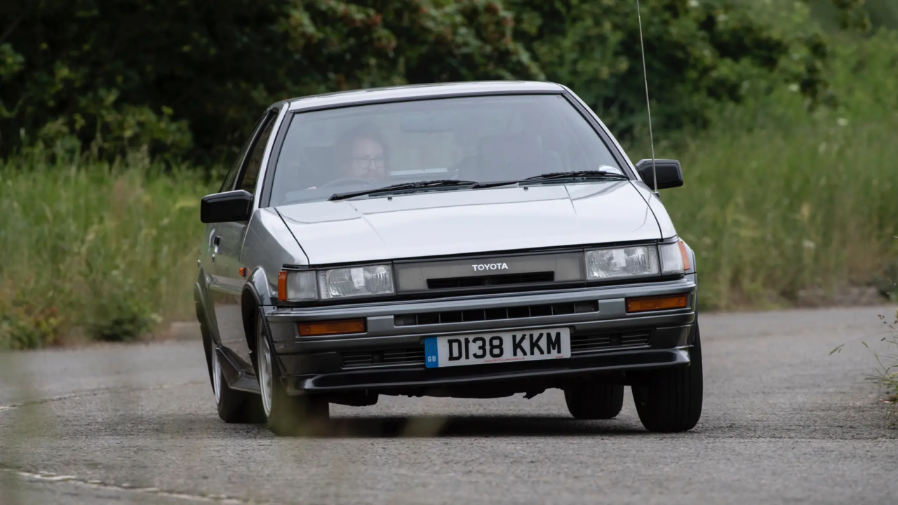 ae86 fazendo curva