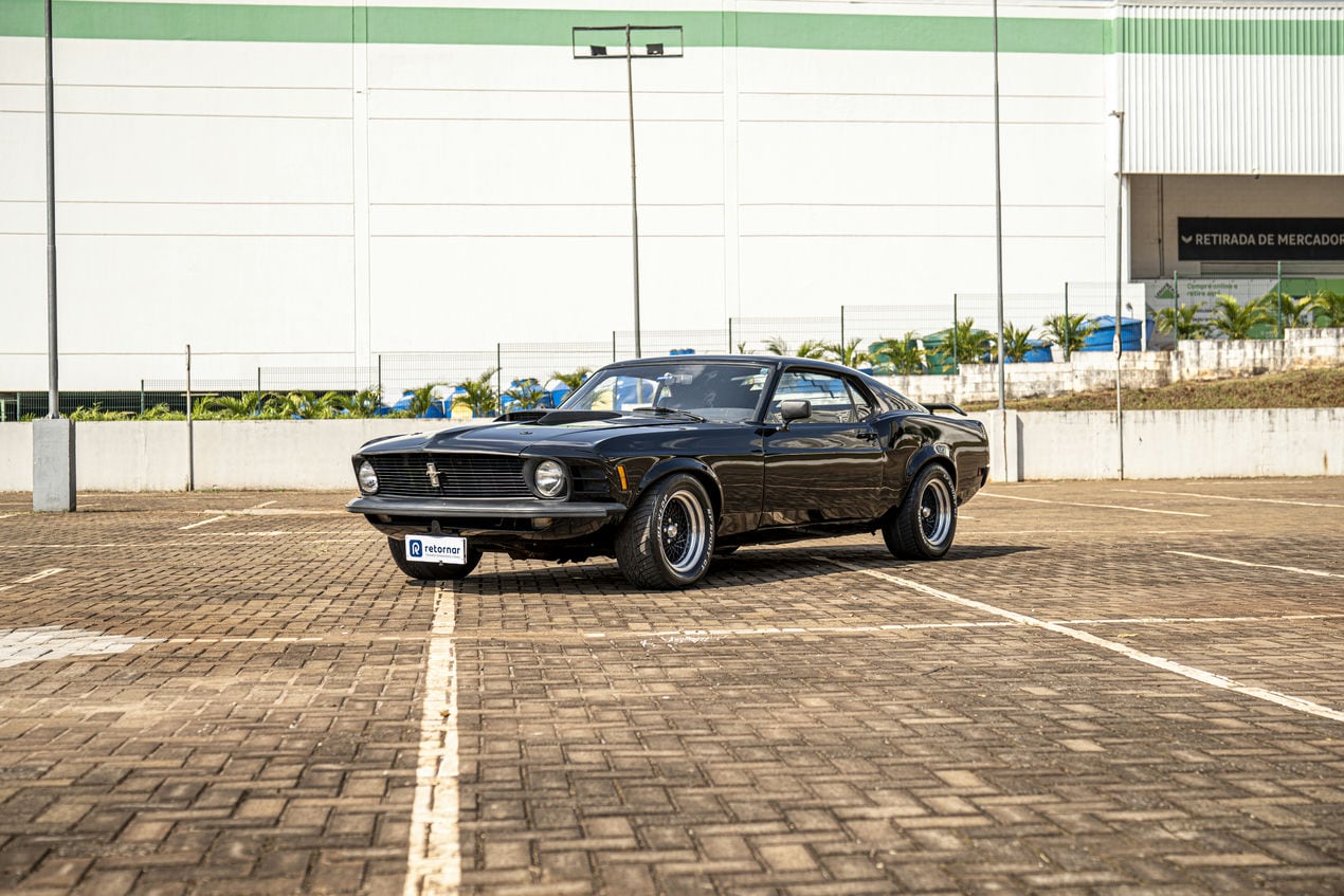 mustang mach 1 da retornar no estacionamento