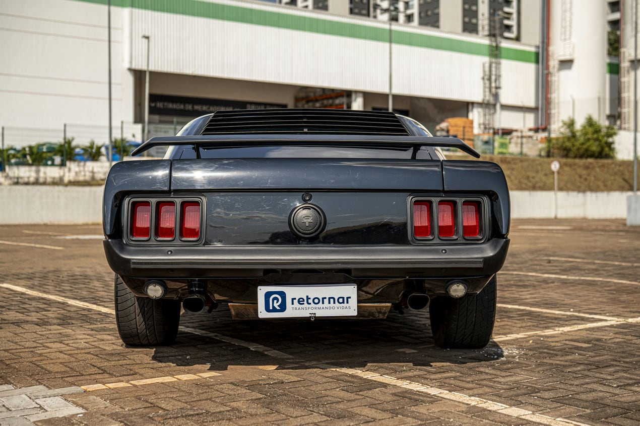 traseira do mustang