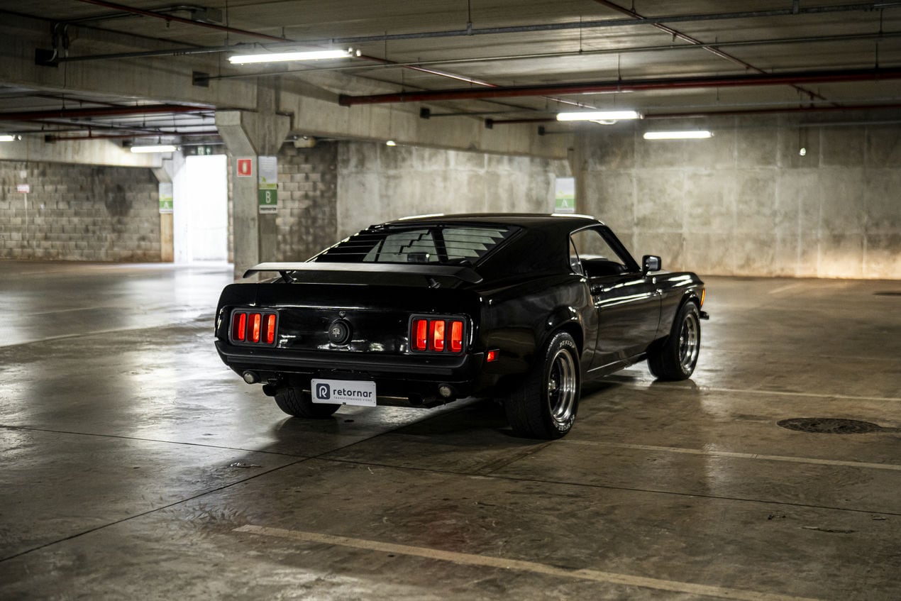 mustang mach 1 da retornar no estacionamento