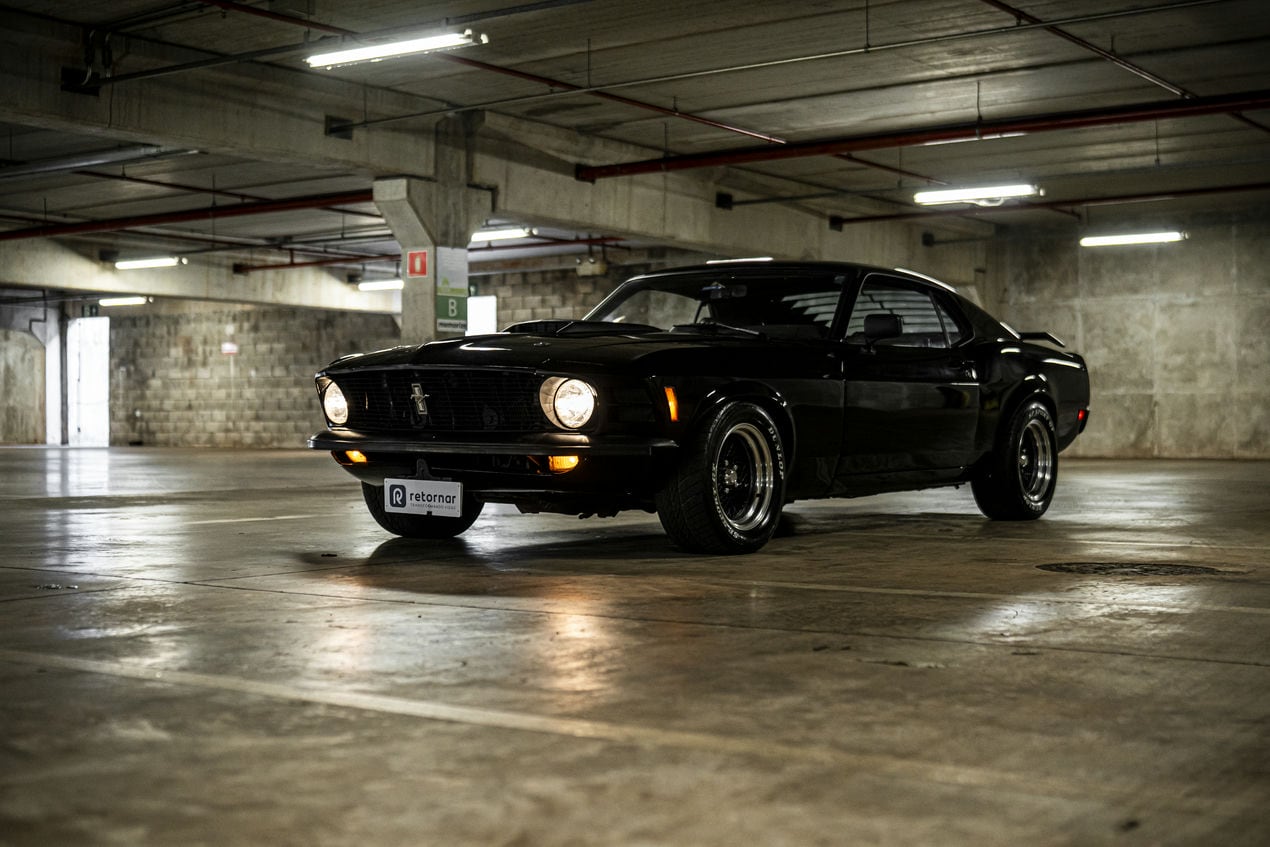 mustang mach 1 da retornar no estacionamento