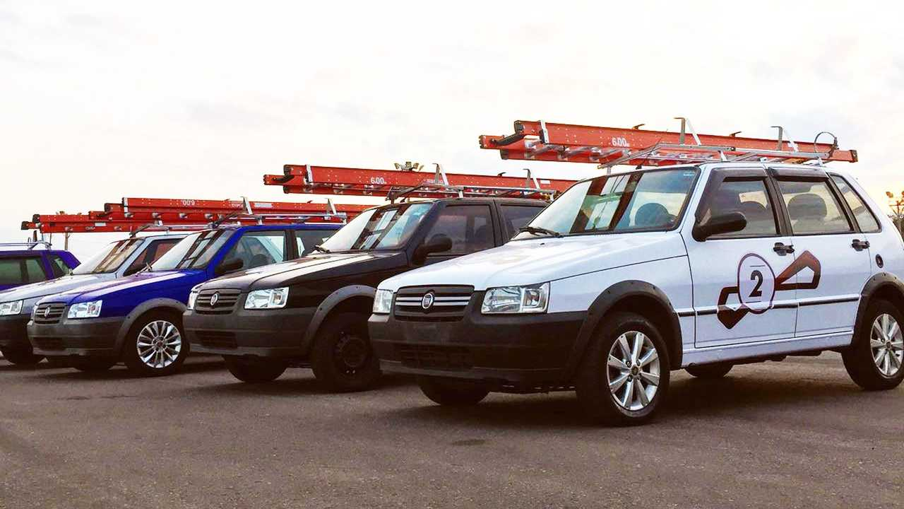 propaganda fiat uno com escada