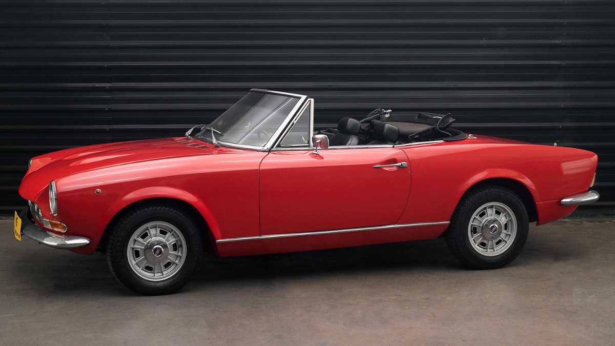 Fiat 124 Cabrio - The Garage