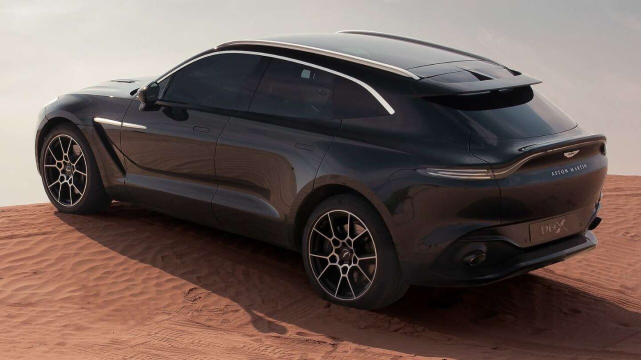 ASTON MARTIN DBX (