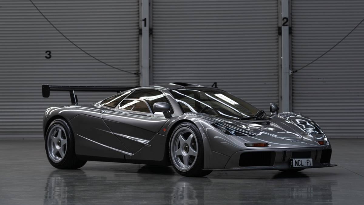mclaren f1 numa garagem