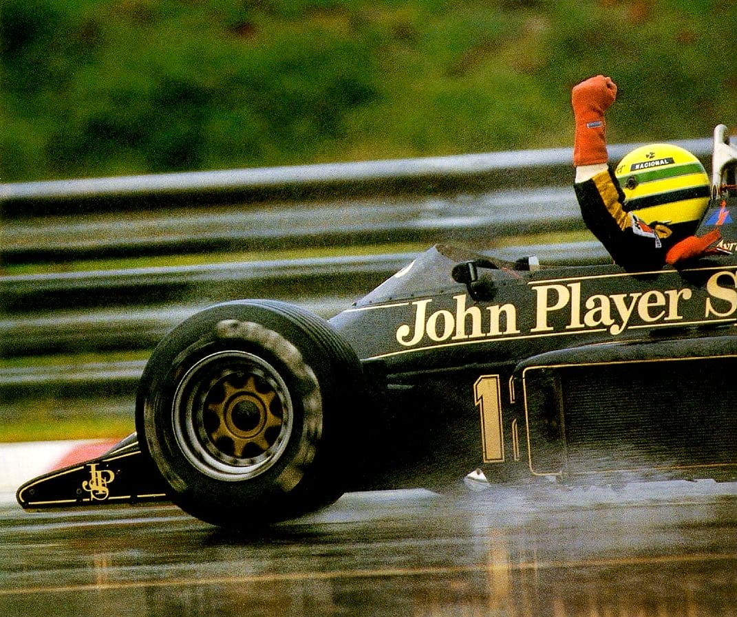 Ayrton Senna conquistando sua primeira vitória na Fórmula 1 no GP de Portugal 1985 sob chuva intensa.